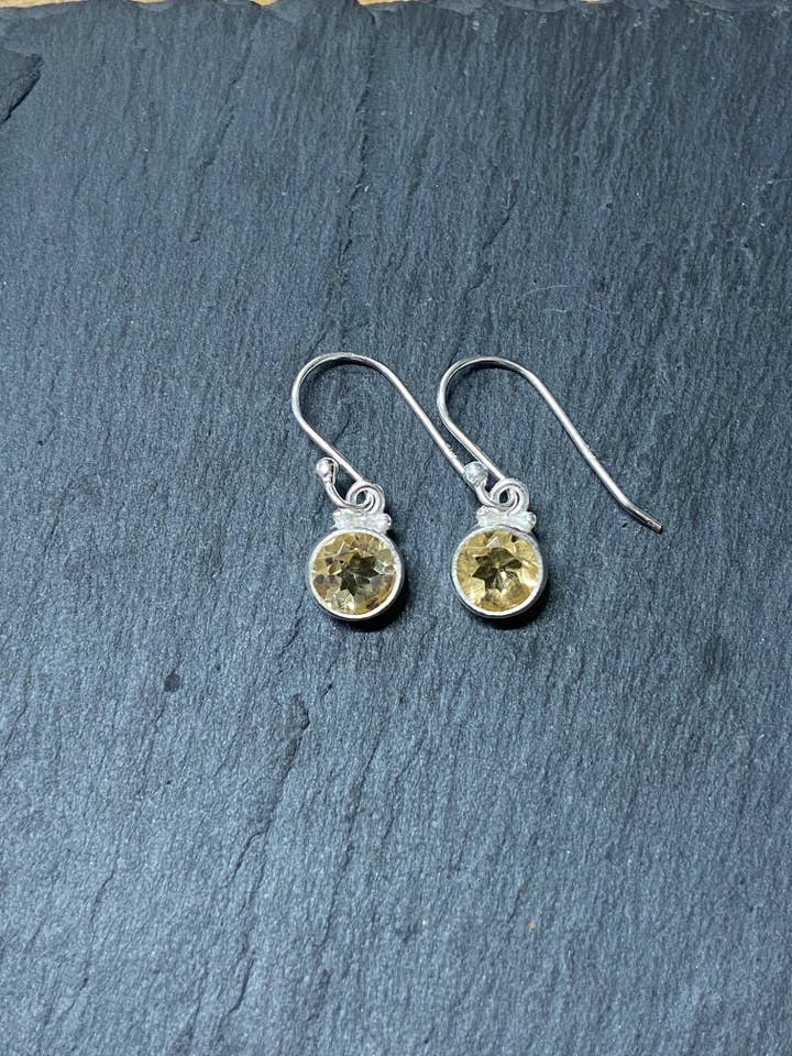 Fasetterade runda örhängen med hängande ädelstenar för wholesale av Siren Silver Ltd