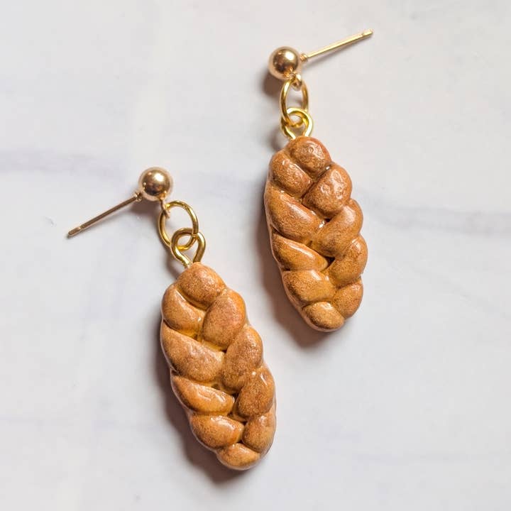 Boucles d'oreilles pain challah clous Hanoucca pour la vente par Luxe Trauma