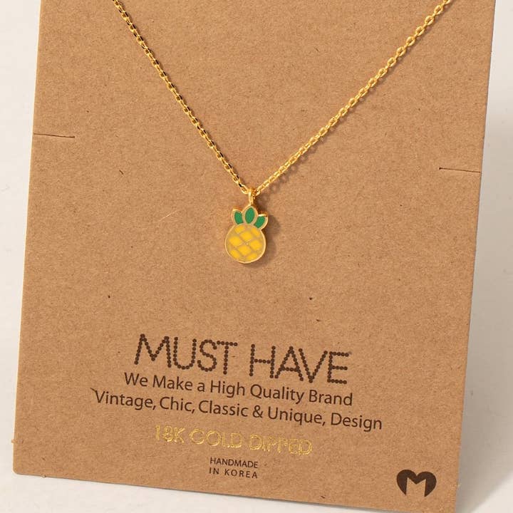 Collier à pendentif en forme d'ananas en époxy trempé dans de l'or pour la vente par Fame Accessories