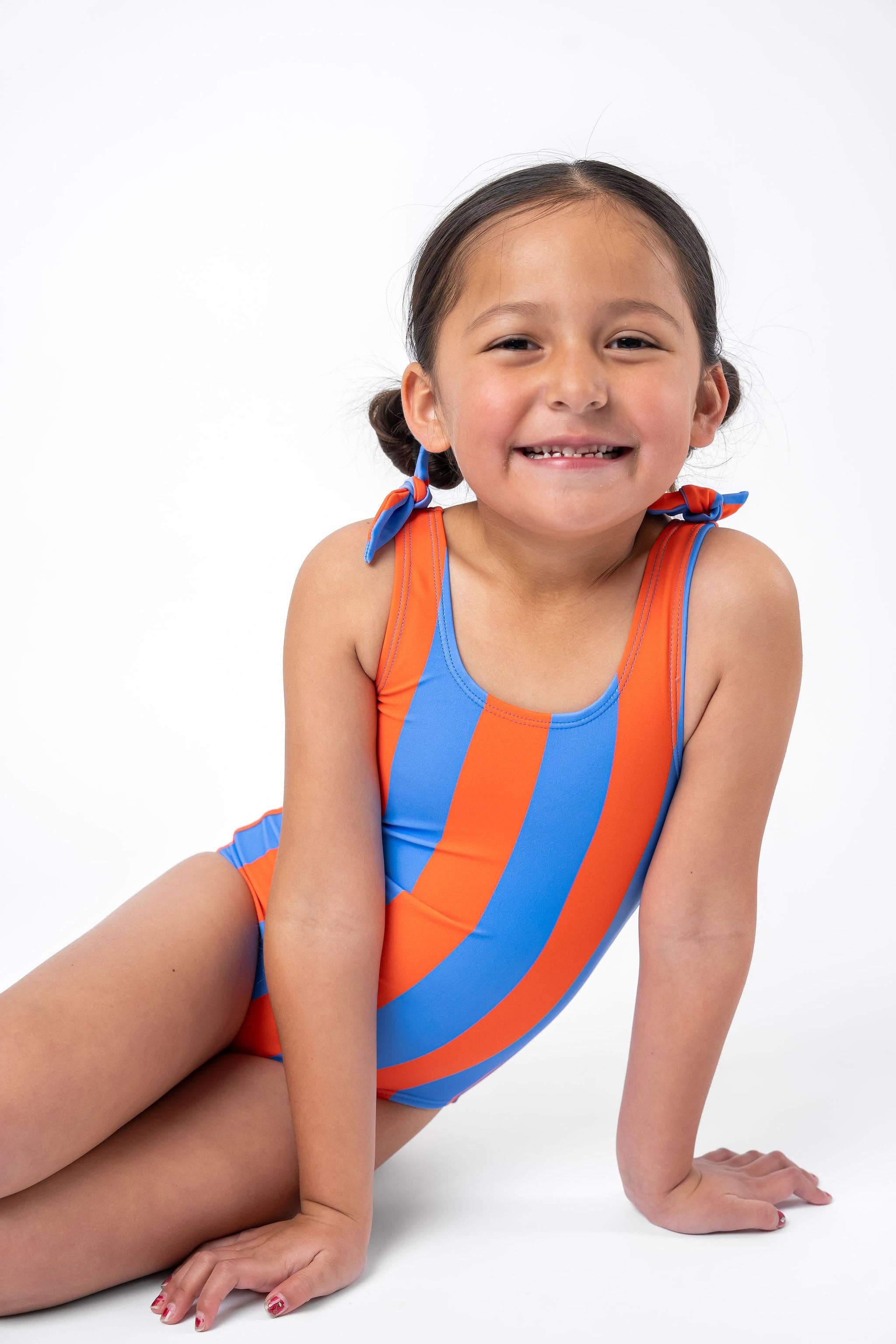 Coral Reef Swim - Vente Maillot de bain une pièce – enfant - Combinaison Enfant à Rayures Orange et Bleue avec Nœud Papillon6