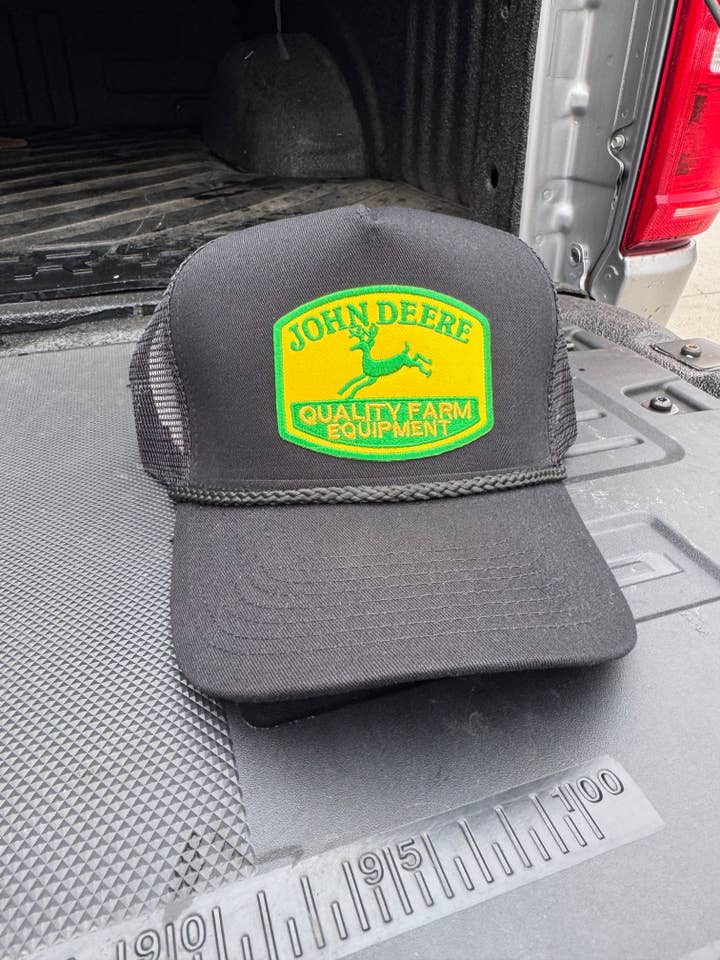 JD Vintage Black Trucker pour la vente par River Bent Hat Co.