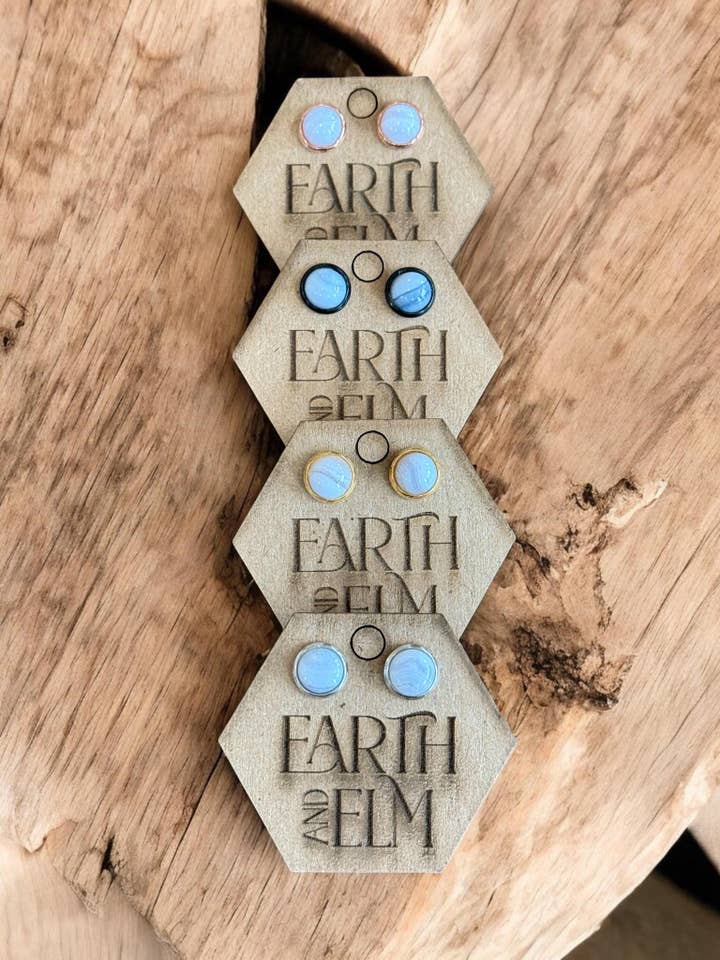 Agate dentelle bleue dans des montures en métal pour la vente par Earth & Elm