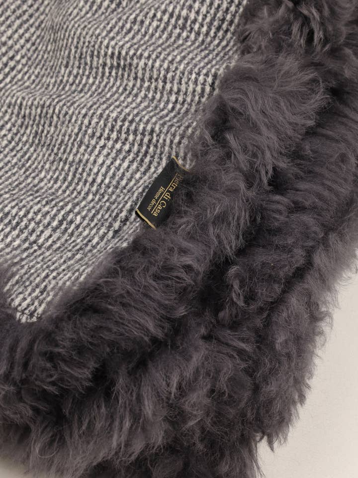 Couverture en laine mérinos grise pour la vente par PIETRA DI CASA