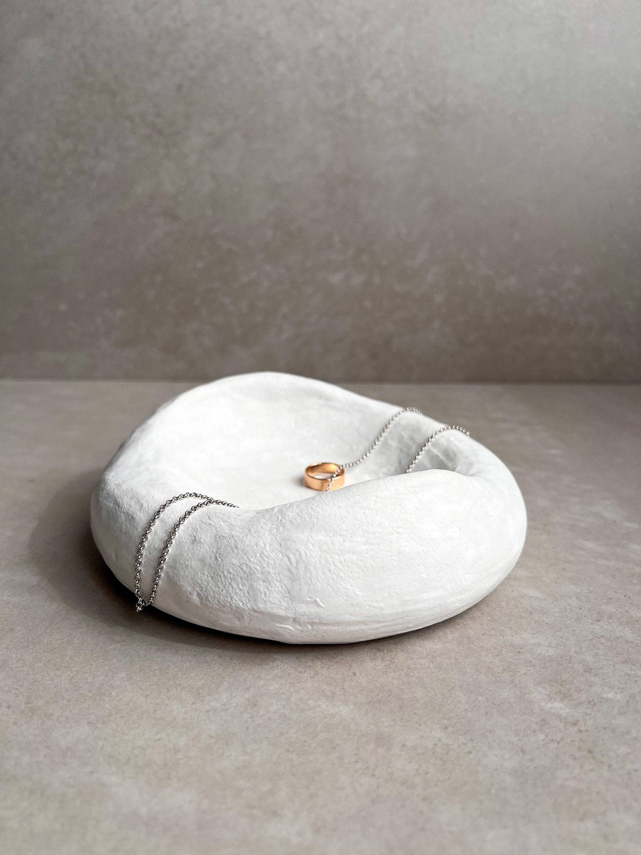 Minimal Loot Design – Engroshandel Pyntebakke – FLOWY betonbakke, asymmetrisk skål, fangstbakke, moderne smykkedisplay, tyk skål, pyntebakke, bobleskål, kurvet betonindretning6