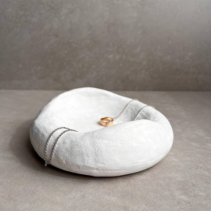 Minimal Loot Design – Engroshandel Pyntebakke – FLOWY betonbakke, asymmetrisk skål, fangstbakke, moderne smykkedisplay, tyk skål, pyntebakke, bobleskål, kurvet betonindretning6