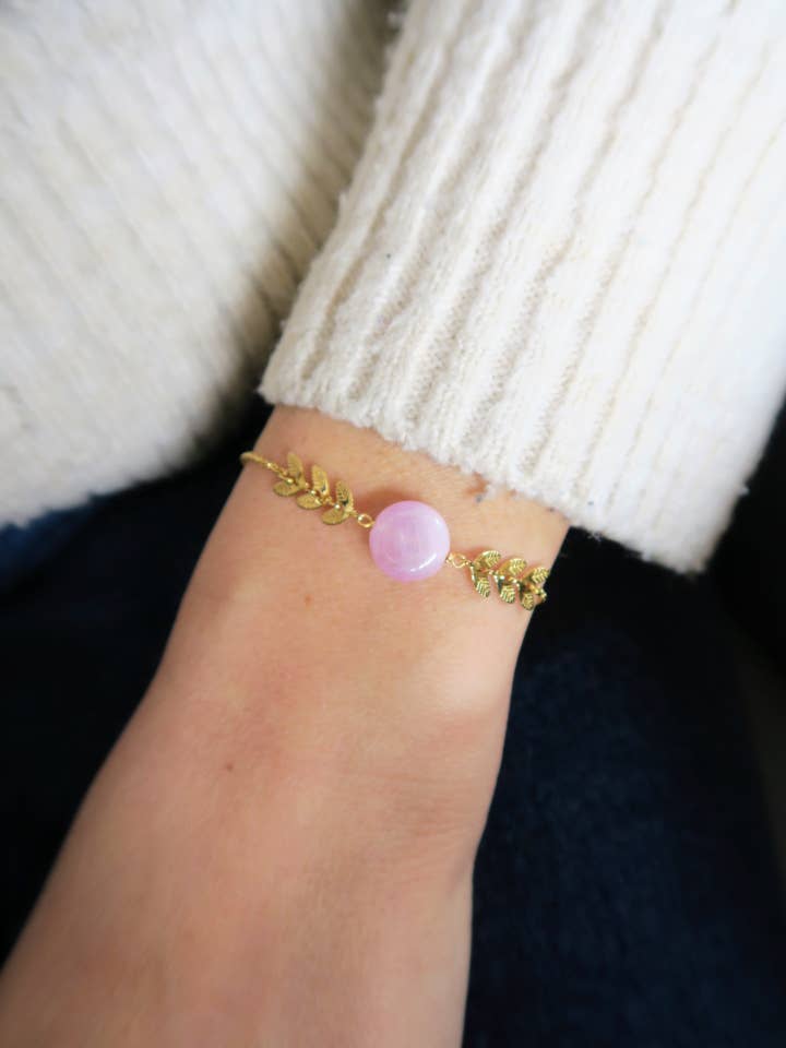 Gaya bracelet with golden leaves and pink kunzite stone for wholesale by Hirondelle Bijoux