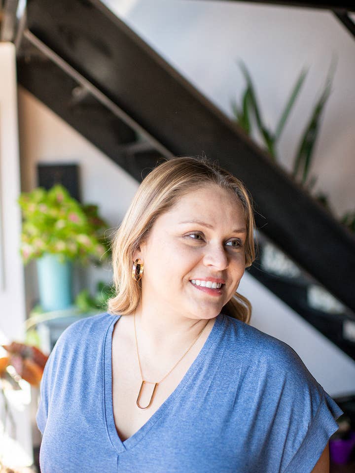 Knieriem Designs – Großhandel Kleid – Damen – Leichtes blaues Kurzärmliges Strickkleid mit V-Ausschnitt und Taschen3