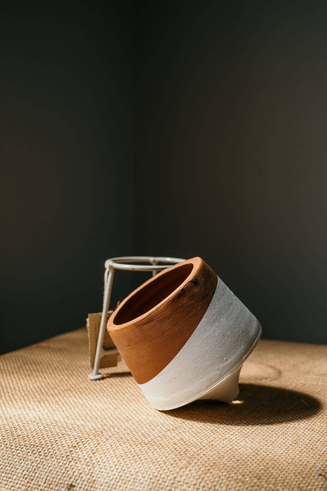 Beluga Supply Company - Vendita all'ingrosso Vasi per piante - Vaso per piante in terracotta con supporto in metallo (piccolo)3