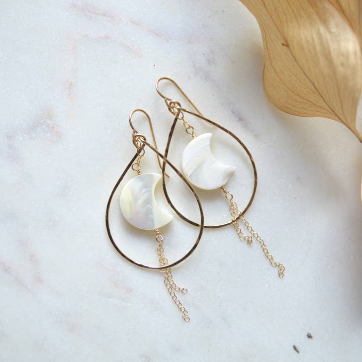 Boucles d'oreilles en forme de croissant en nacre pour la vente par Salty But Sweet