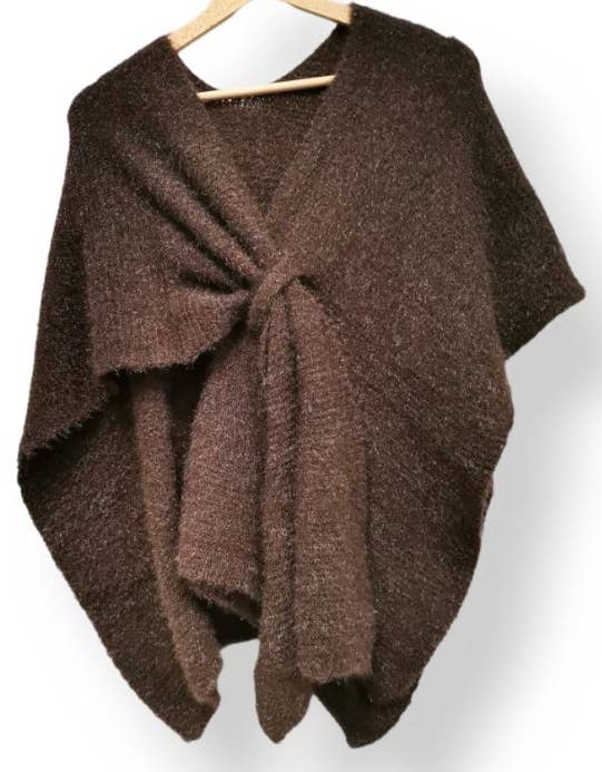 LOOWIE - Vendita all'ingrosso Poncho - Donna - 22241 Poncho caldo in maglia italiana color cioccolato con passante LOOWIE