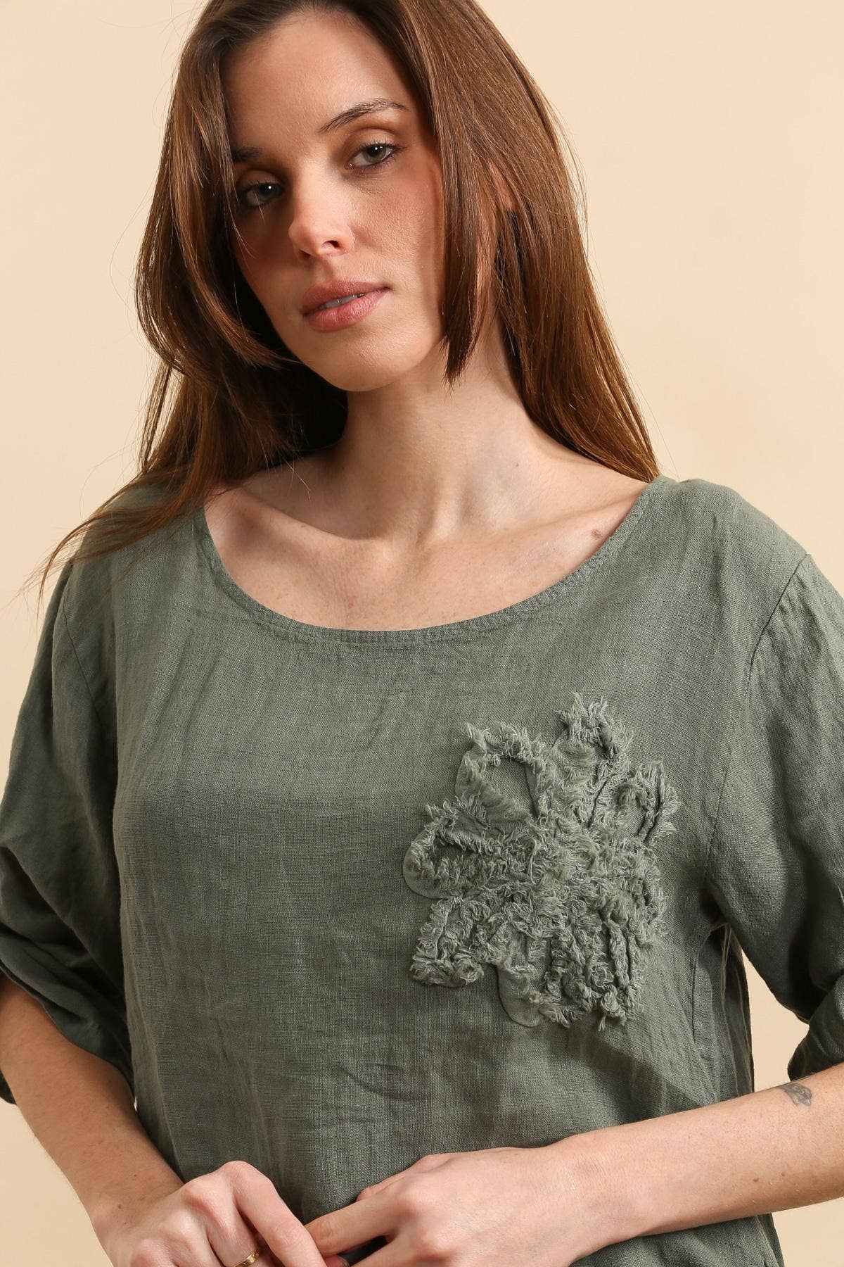 LÉA & LUC – Großhandel Kleid – Damen – 100 % Leinenkleid mit Blumenmotiv auf der linken Brust, REF. 724830