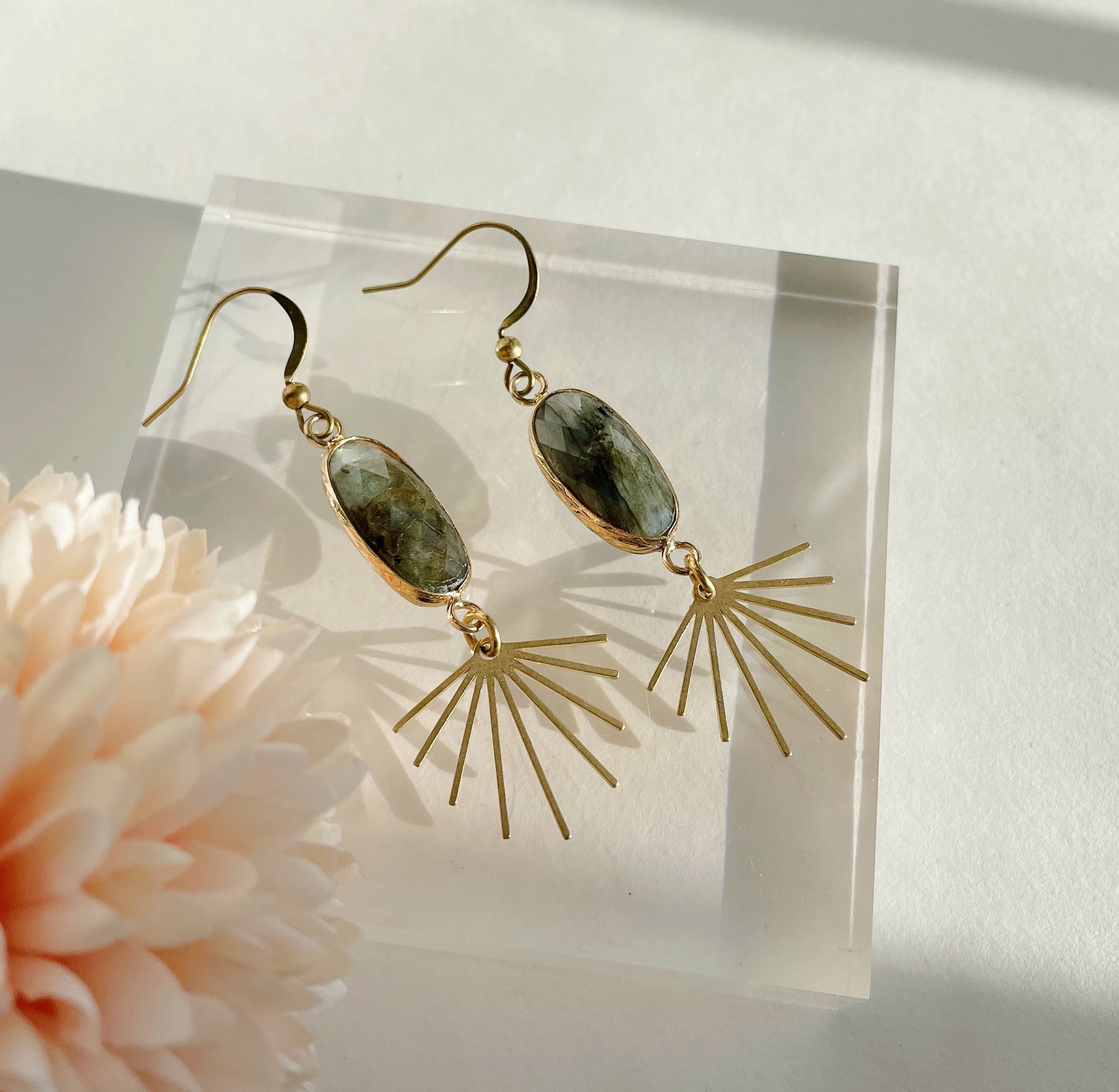 GeoMetricGem - Vendita all'ingrosso Orecchini pendenti - Orecchini Seneca ~ Labradorite placcata in oro e ottone2