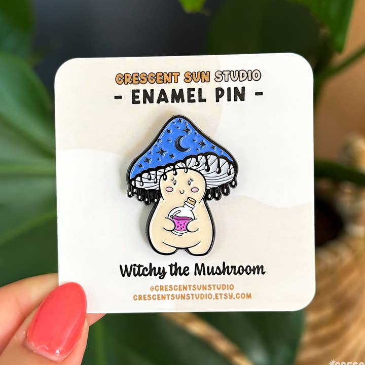 Épinglette en émail Witchy Mushroom, insigne de revers, épingle à lanière pour la vente par Crescent Sun Studio