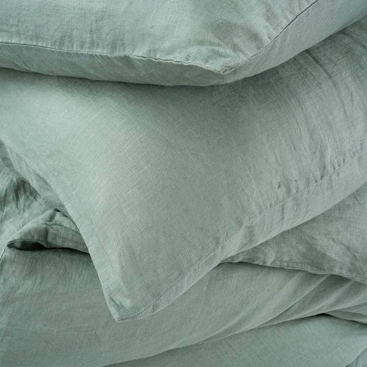 Parure de lit Reverie Linen Queen Mist pour la vente par INDABA HOME