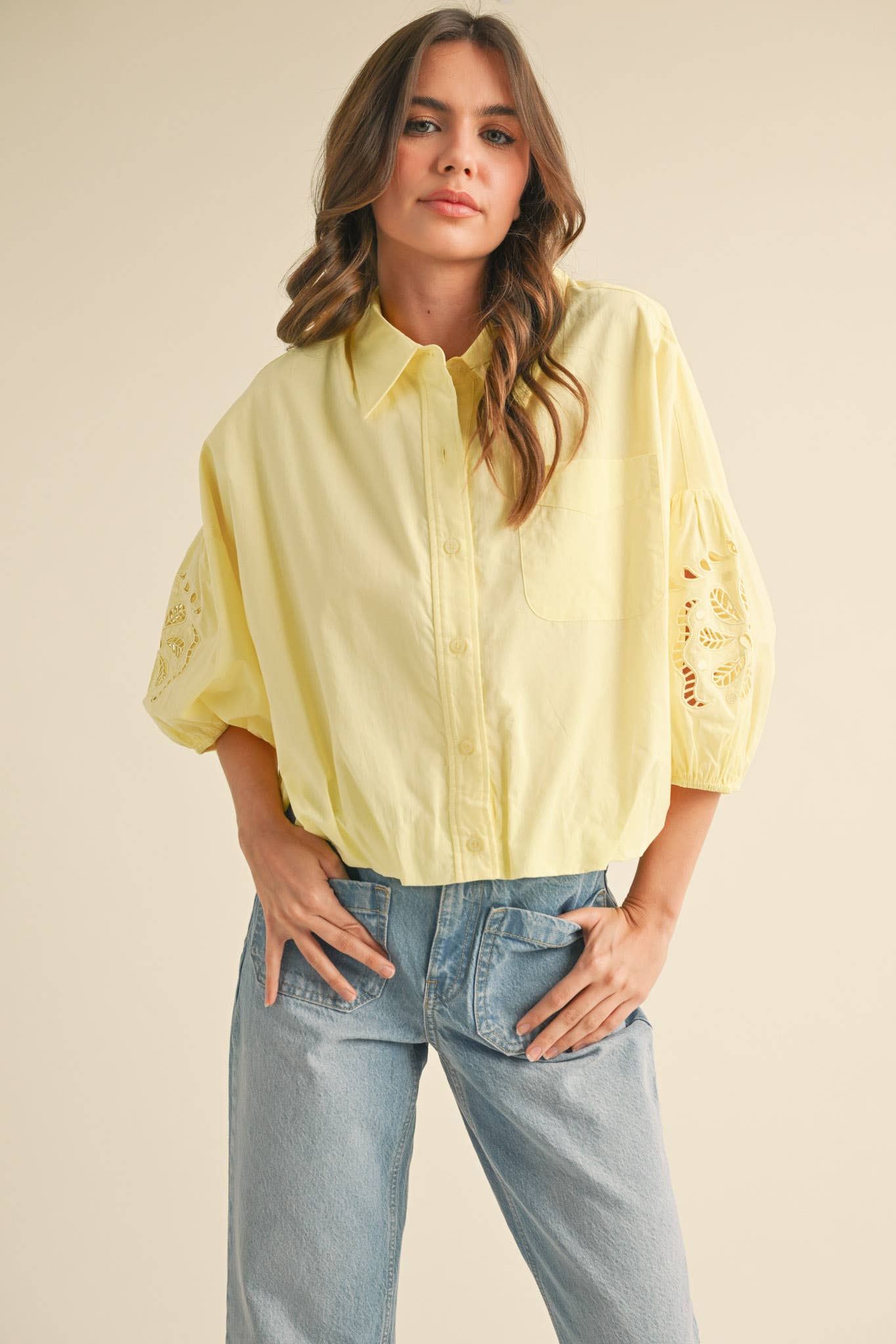 &MERCI – Engroshandel Skjorte med buttondown – til kvinder – UDSKÅRET BRODERET BOBLEÆRME TOP MTP383548