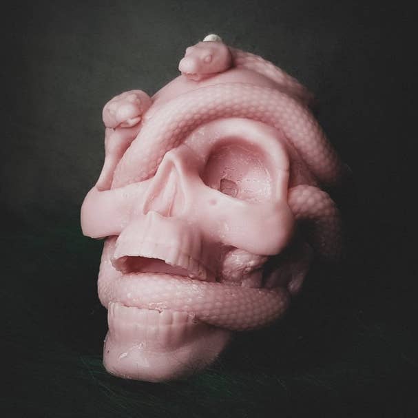 Candela con teschio umano con serpenti, non profumata. per la vendita all'ingrosso da parte di Heketa