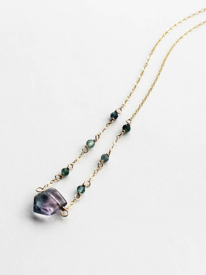 Collier en pierres précieuses en fluorite | Collier à pendentif pour la vente par Laura Stark Designs