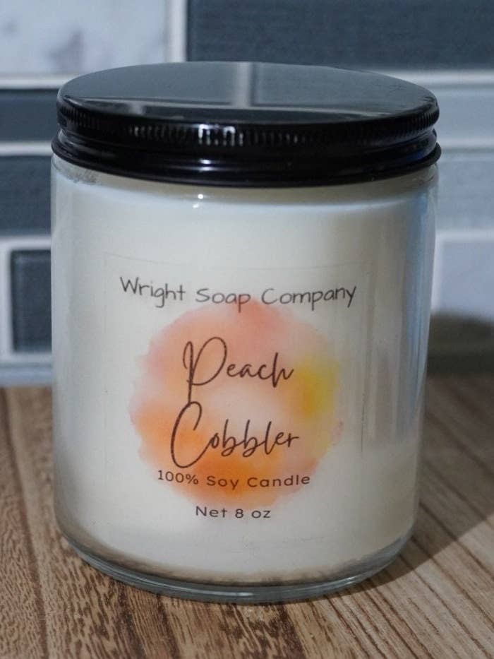 Peach Cobbler Candle, 100% soja voks, håndhældt for engroshandel hos Wright Soap Company
