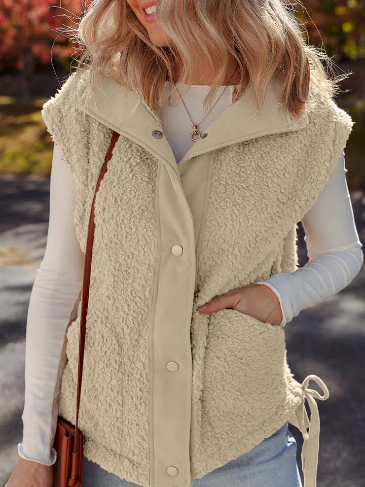 Gilet en polaire solide avec boutons-pression et lien latéral pour la vente par PRETTY BASH