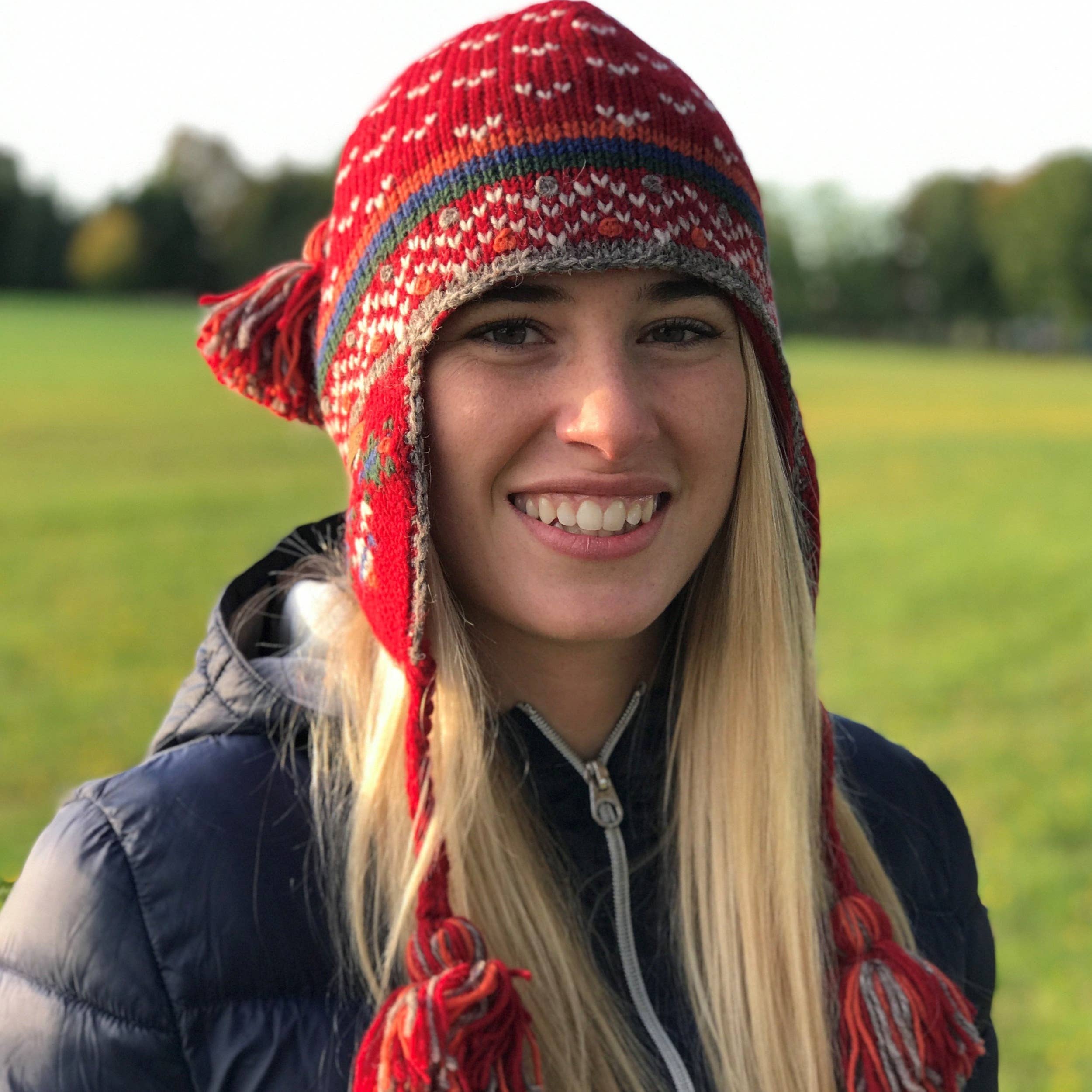 Lost Horizons Knitwear – Ships from USA - Vente Bonnet – femme - Bonnet en laine tricoté à oreilles avec pompons Helsinki5