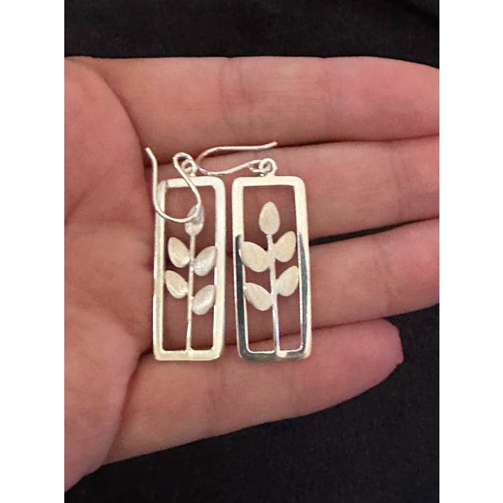 Nizhonitradersllc - Wholesale Dangle Earrings - Hoja en Ventana Earrings on Hook2