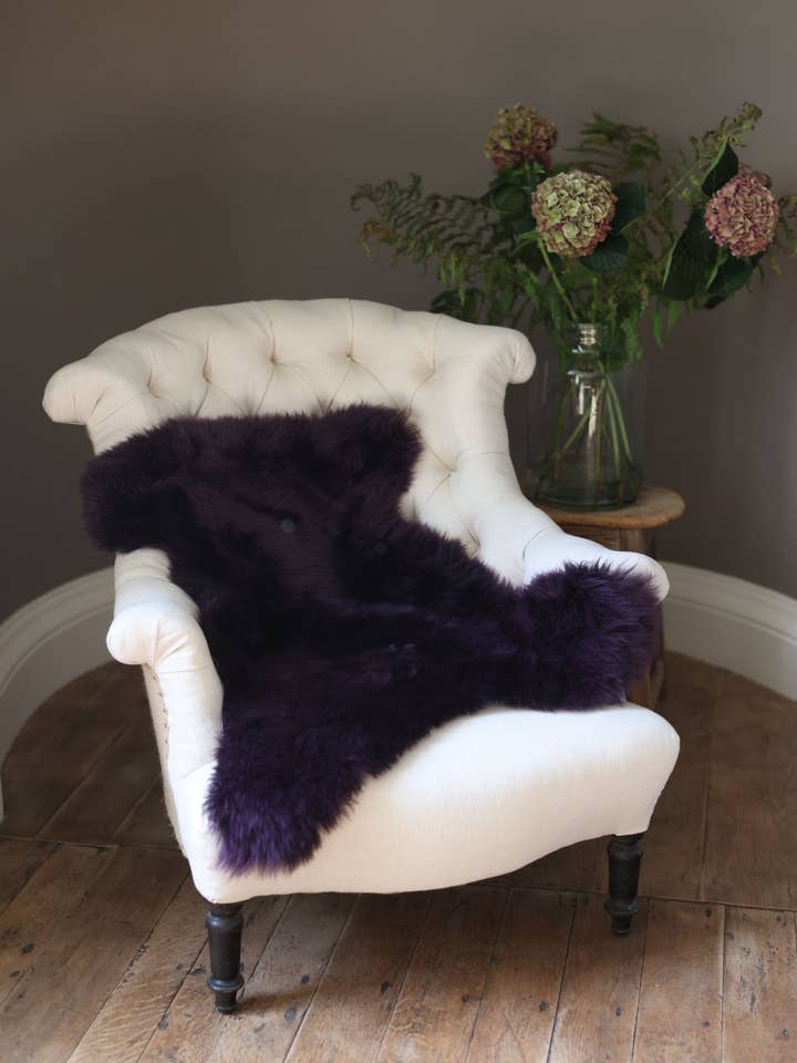 Alfombra de piel de oveja British Luxe Berenjena Morada | Alfombra individual de Owen Barry para venta al por mayor de Owen Barry Ltd