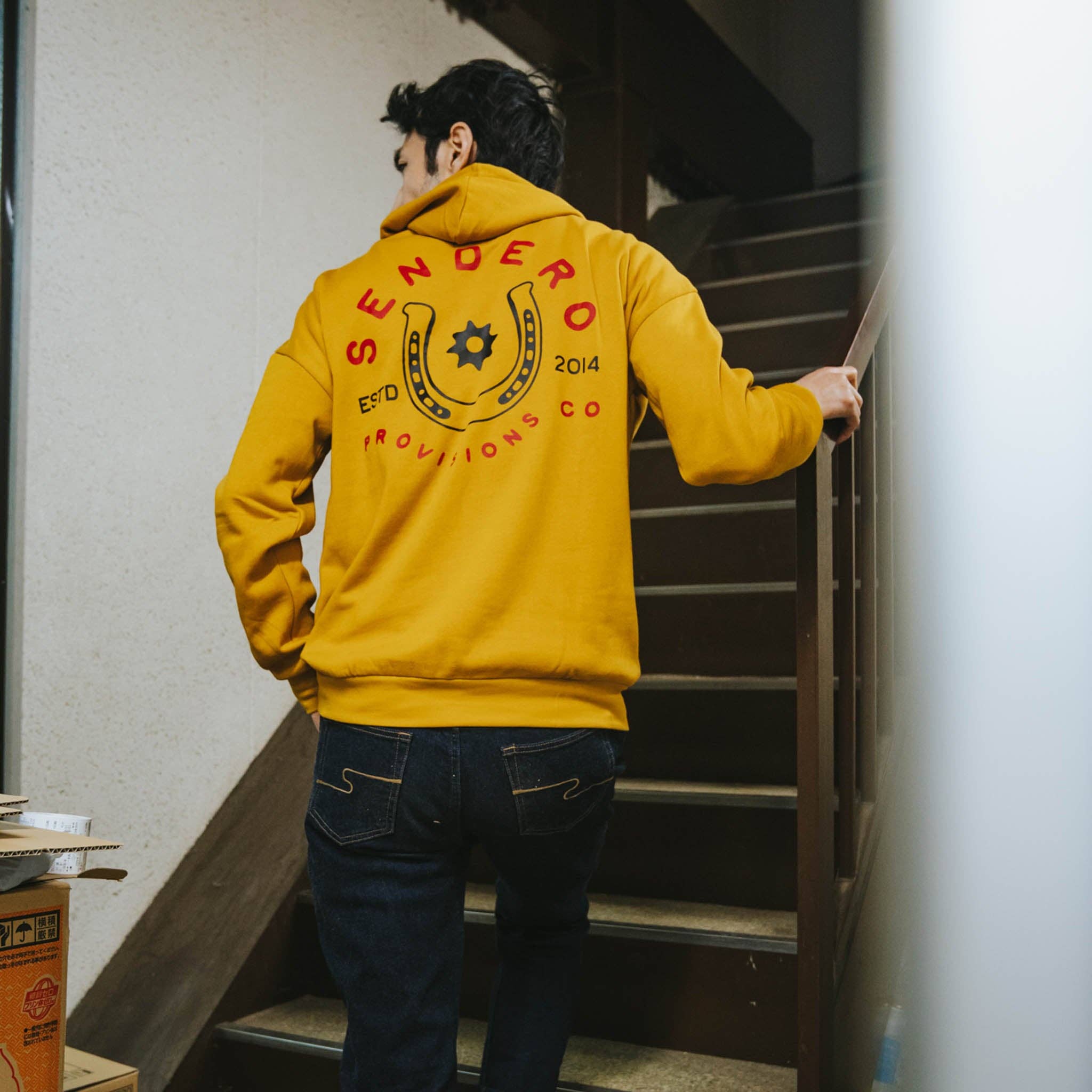 Goldenrod Camisola com Capuz Sem Sorte para venda a revendedores na Faire2