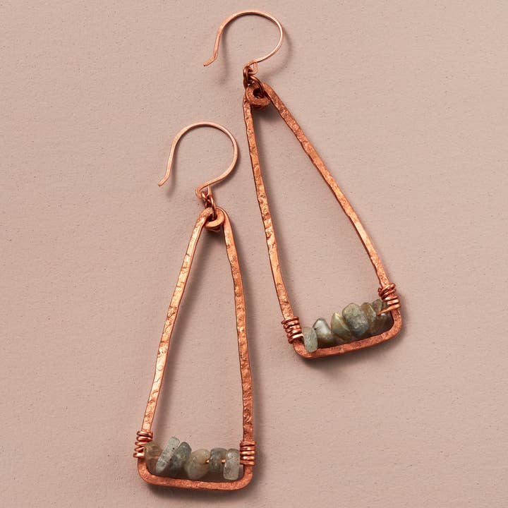 Flashy Labradoriet oorbellen voor wholesale door Kate Stephen Jewelry