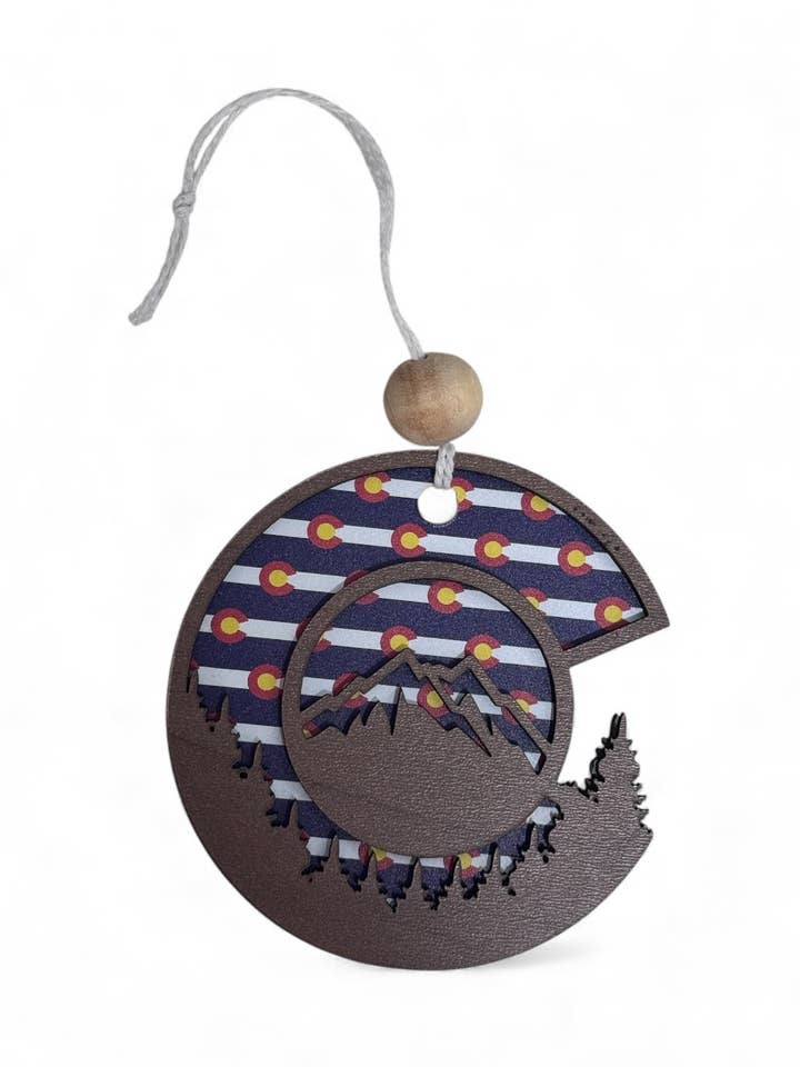 Colorado Weihnachtsornament – Geschichtetes Berg- & Waldornament | CO Flaggenornament | Rustikale Holz-Weihnachtsdekoration | Colorado Geschenk für den Großhandel von Redneckbougie Co