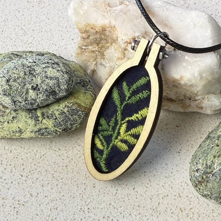 Collier en bois et fil à feuille verte - Mini brodé pour la vente par Yarn Revival by NokoKnitCo
