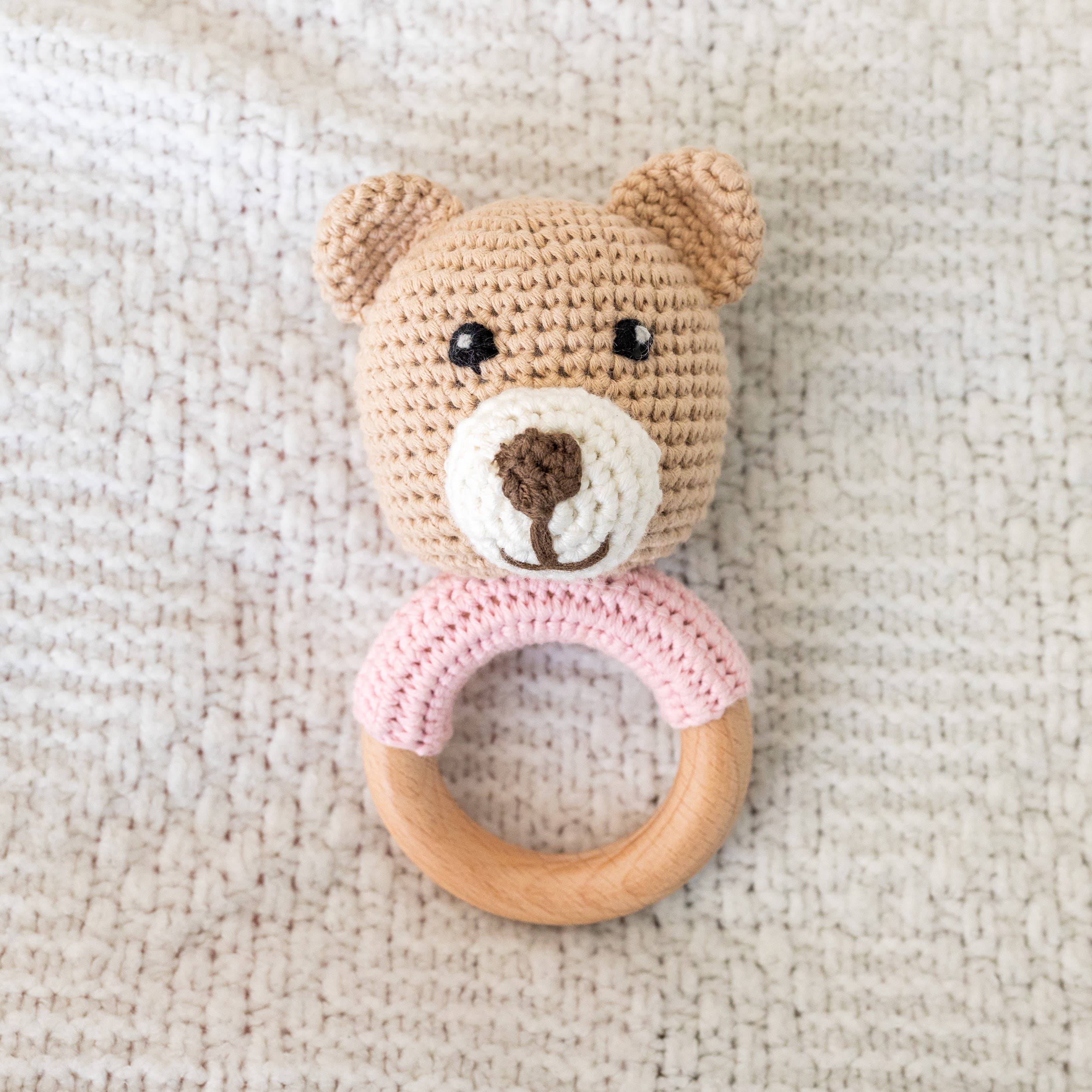 Wonderjoys Baby Co - Vente Hochet mobile – bébé - Hochet en crochet à la main en forme d'ours, naturel et bleu/rose0