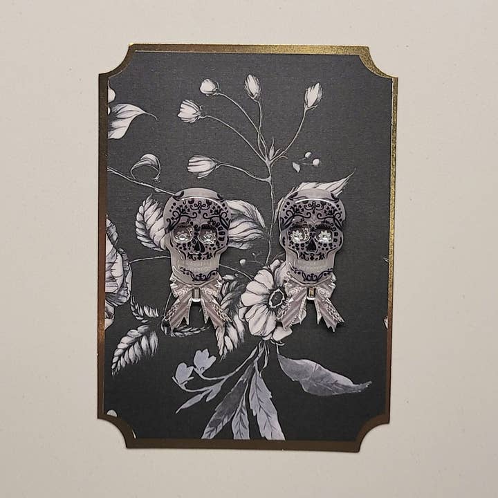 Carte-note ornée de crânes gris pour la vente par Notebellish