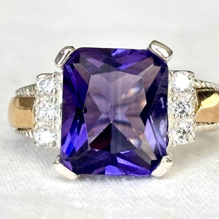 Bague rectangulaire violette en argent 925 et or 10k pour la vente par QURI