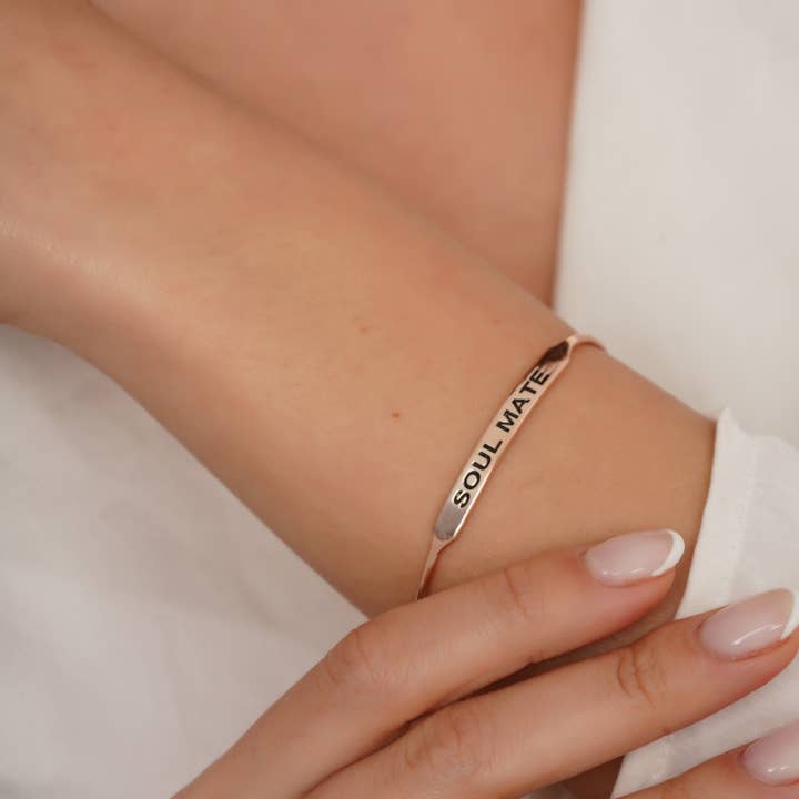 Anpassningsbart namn Bangle Silver för wholesale av Gowa Design