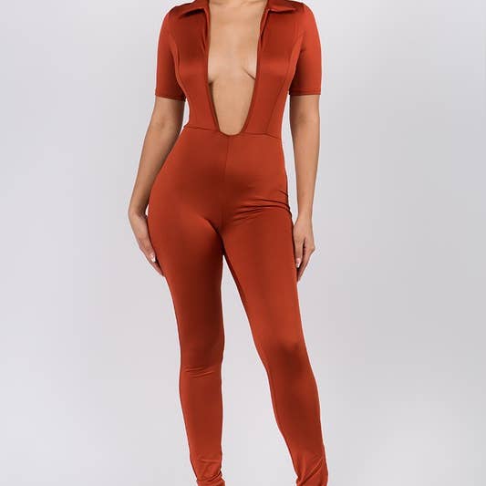 J5409 Catsuit con collo a maniche corte con scollo a V profondo per la vendita all'ingrosso da parte di Uptown Apparel