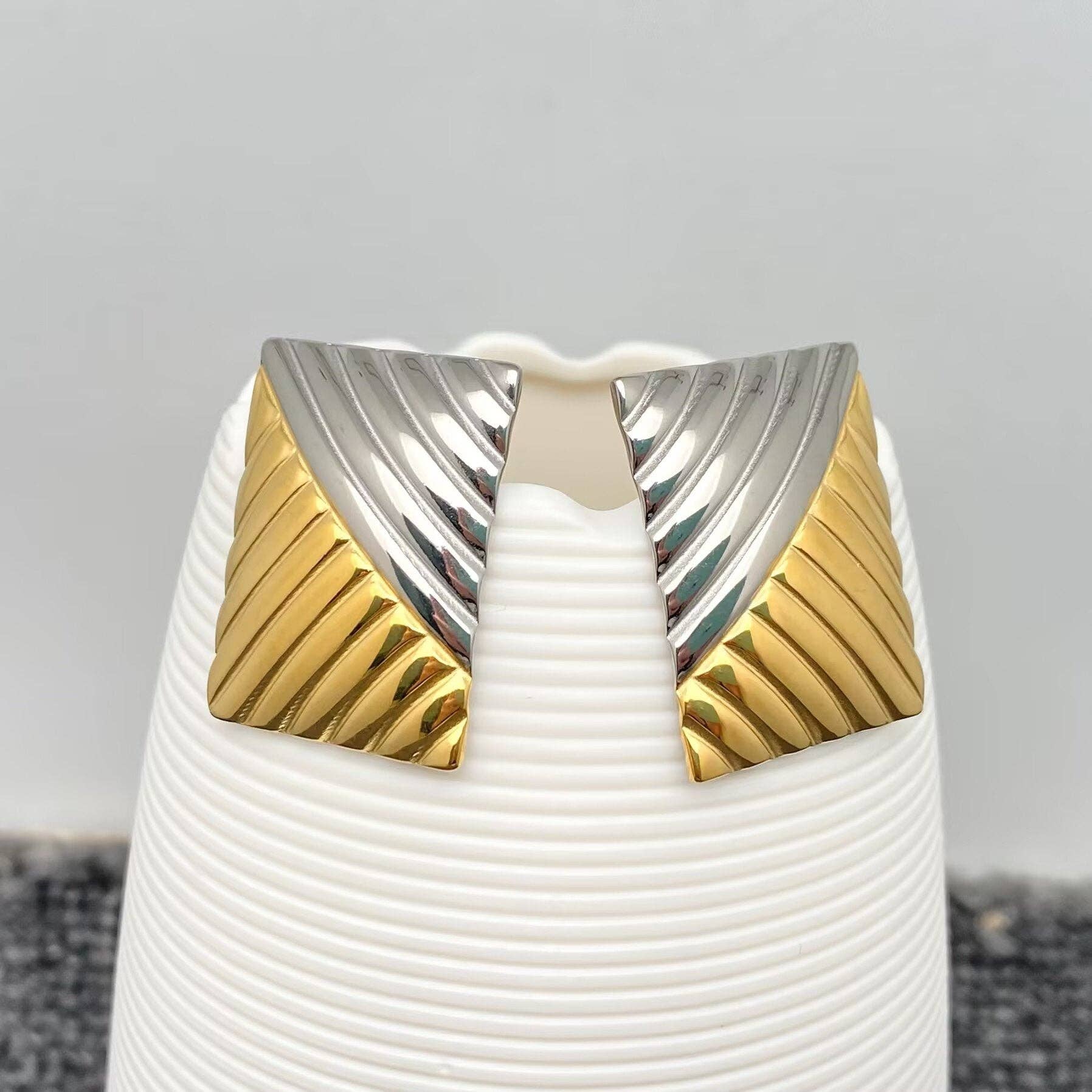 Mio Queena - Wholesale Knopjes/oorstekers - Tweekleurige Gestreepte Vierkante 18K Vergulde SS Oorstekers -FGS1