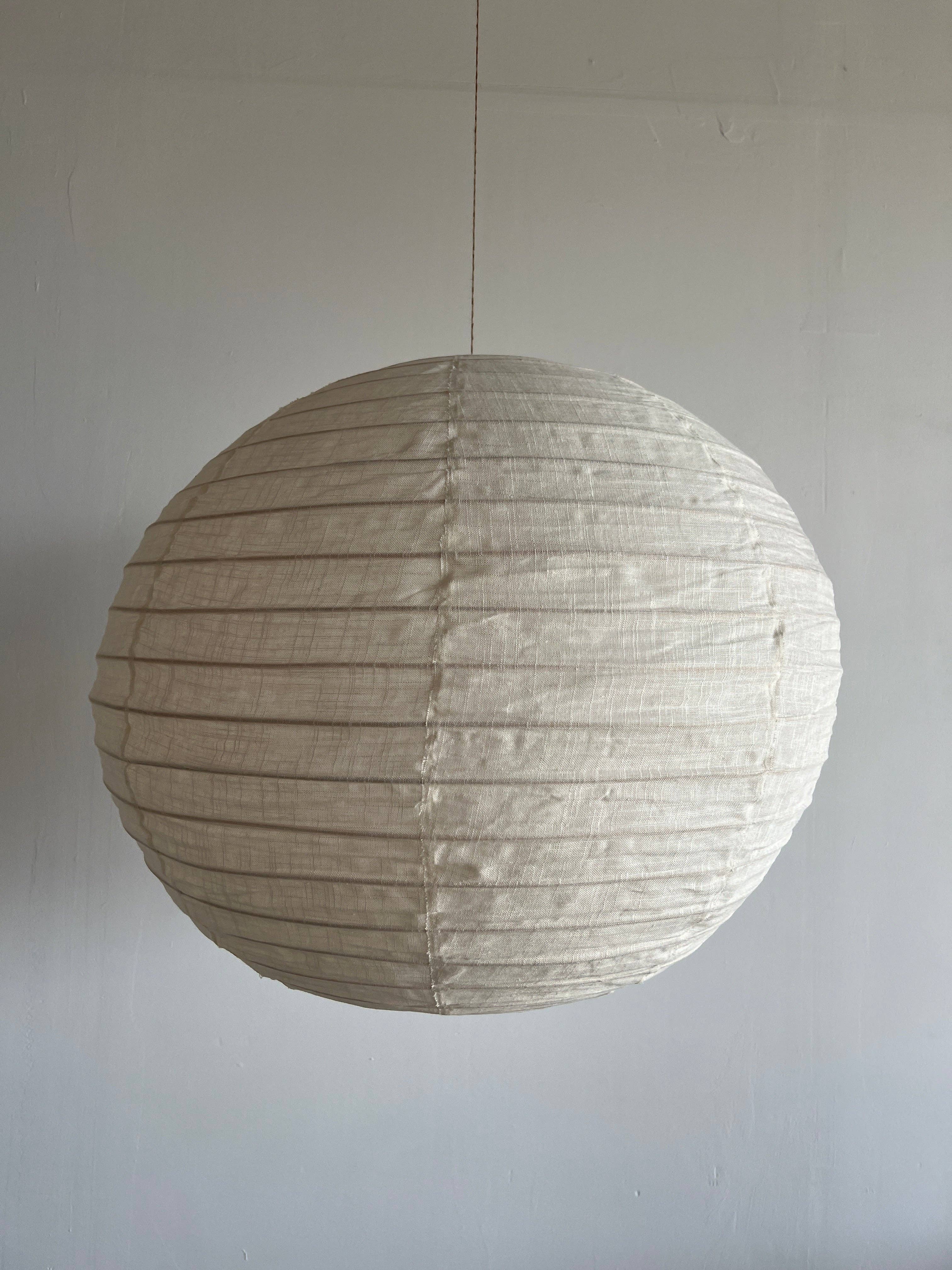Office Objets - Wholesale Chandelier/Hanging Light - Medium round Japanese-style pendant light in rattan and natural linen D:4044