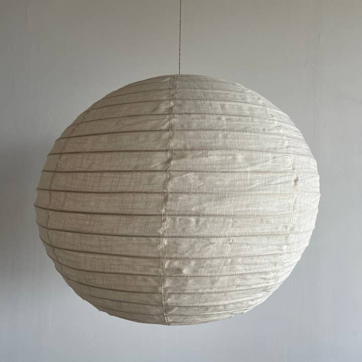 Office Objets - Wholesale Chandelier/Hanging Light - Medium round Japanese-style pendant light in rattan and natural linen D:4044