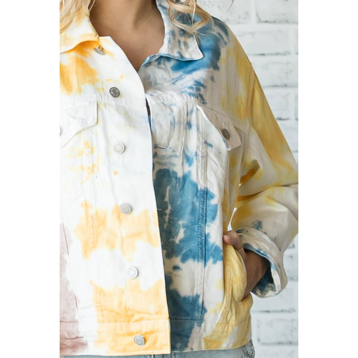 Bianco/Giallo Giacca in denim da camionista classica con stampa tie-dye in vendita all'ingrosso su Faire4
