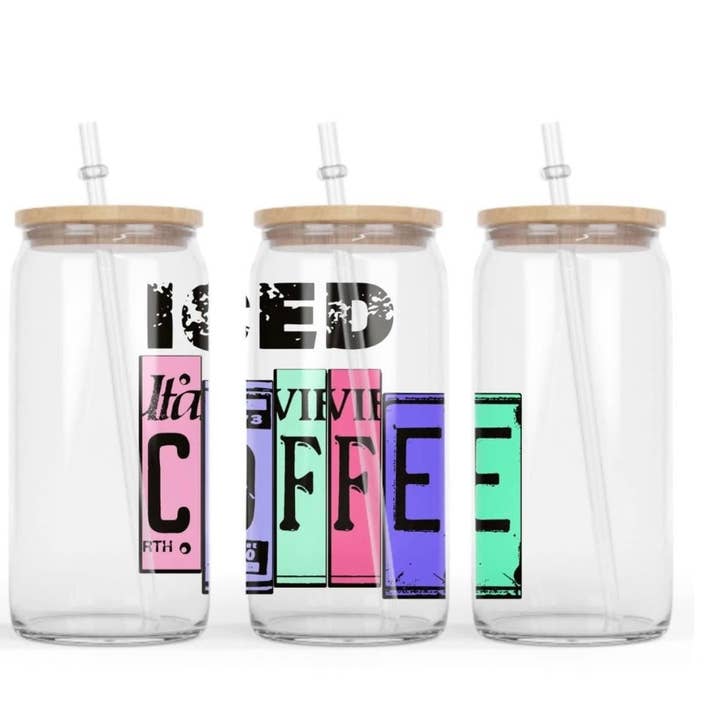 Tasse en verre à café glacé avec paille transparente et couvercle en bambou pour la vente par Smile Graphics and Design