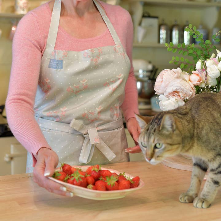 GREMBIULE CON CUORE DI ROSE per la vendita all'ingrosso da parte di Vero's World