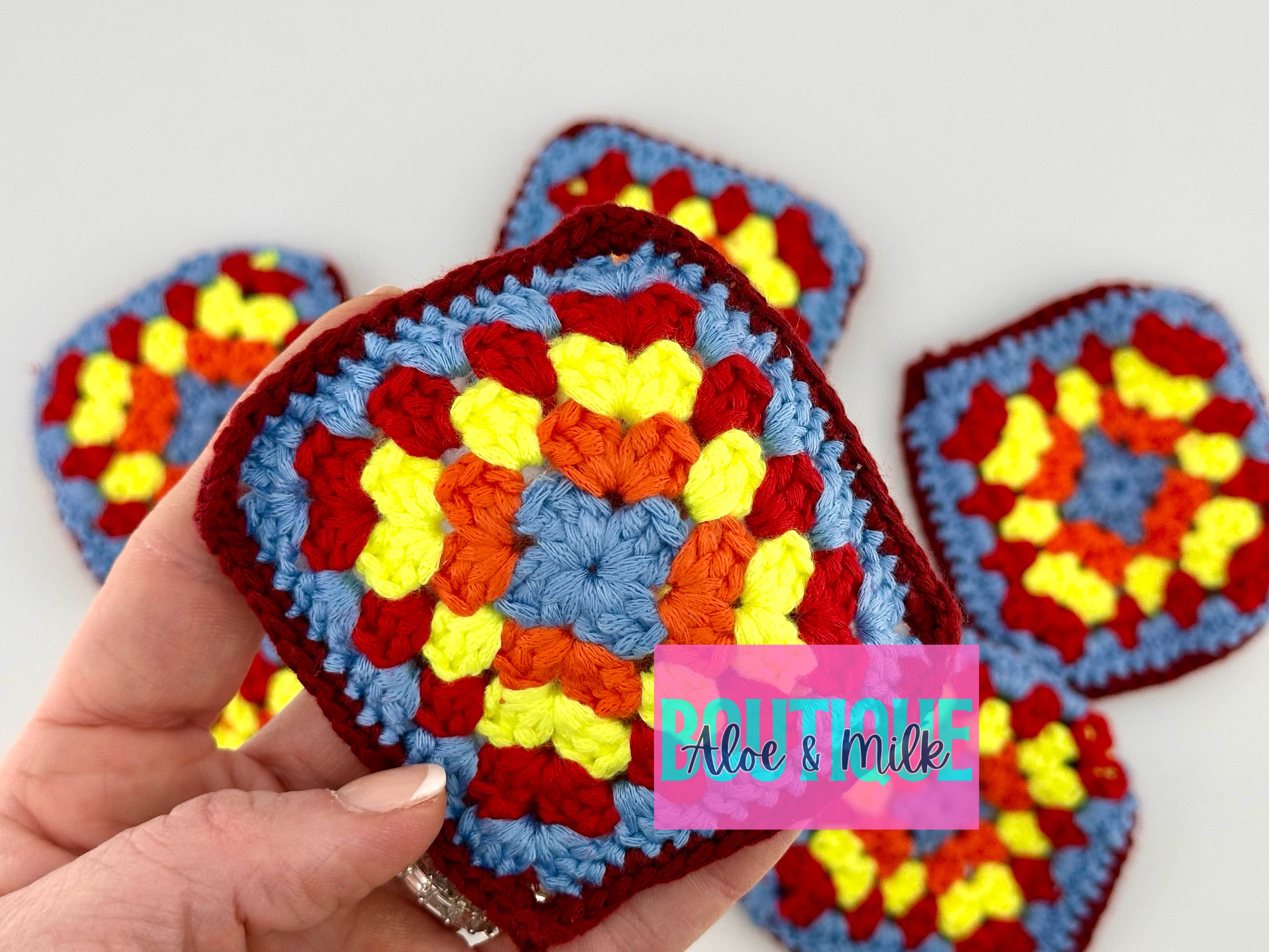 Aloe and Milk Boutique - Vendita all'ingrosso Toppe - Quadrato Granny all’Uncinetto, Cappellino Trucker con Quadrato Granny10