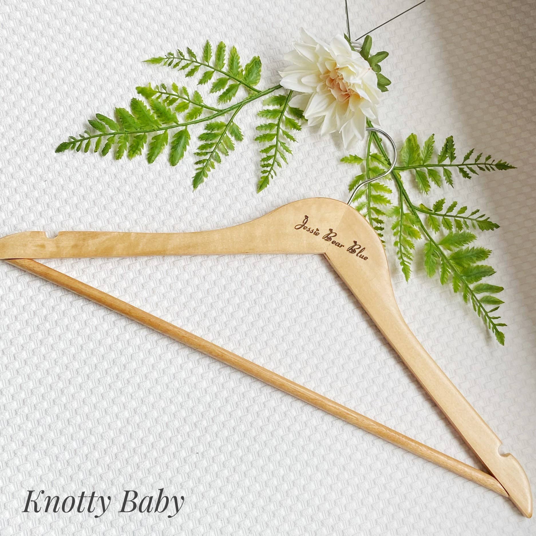 Knotty_baby - Vente Cintres - Cintre en bois personnalisé avec logo d'entreprise1