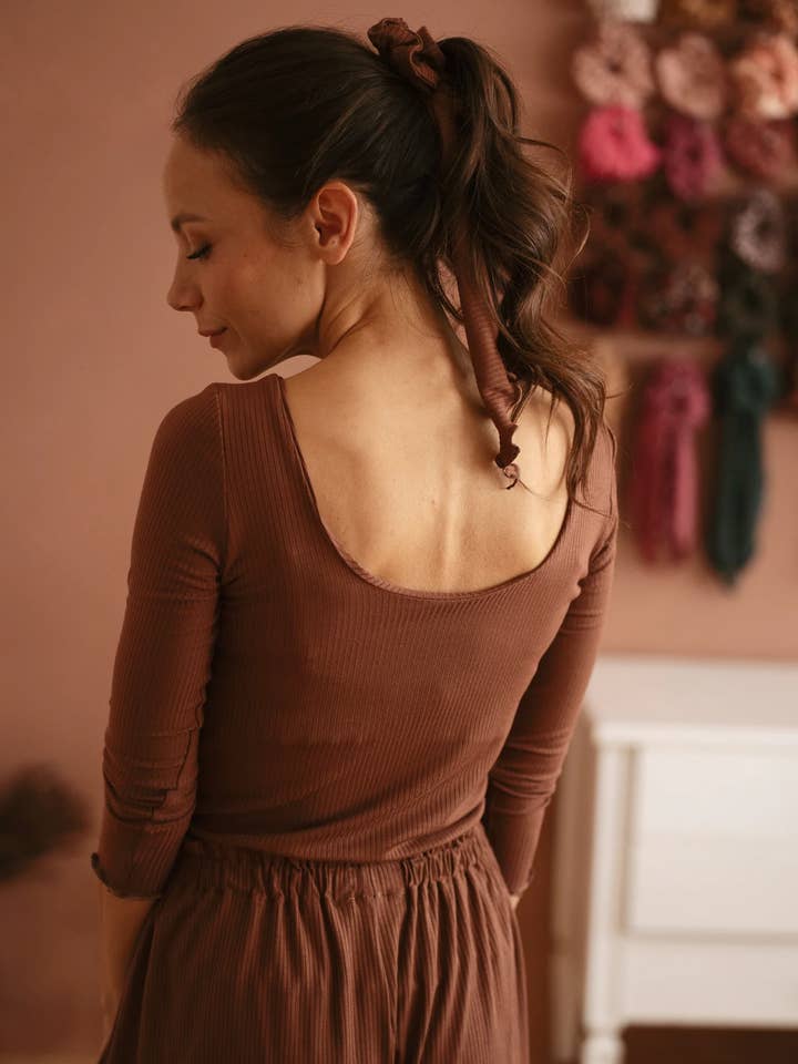 Top côtelé à manches 3/4 en modal/chocolat pour la vente par Evelina Apparel