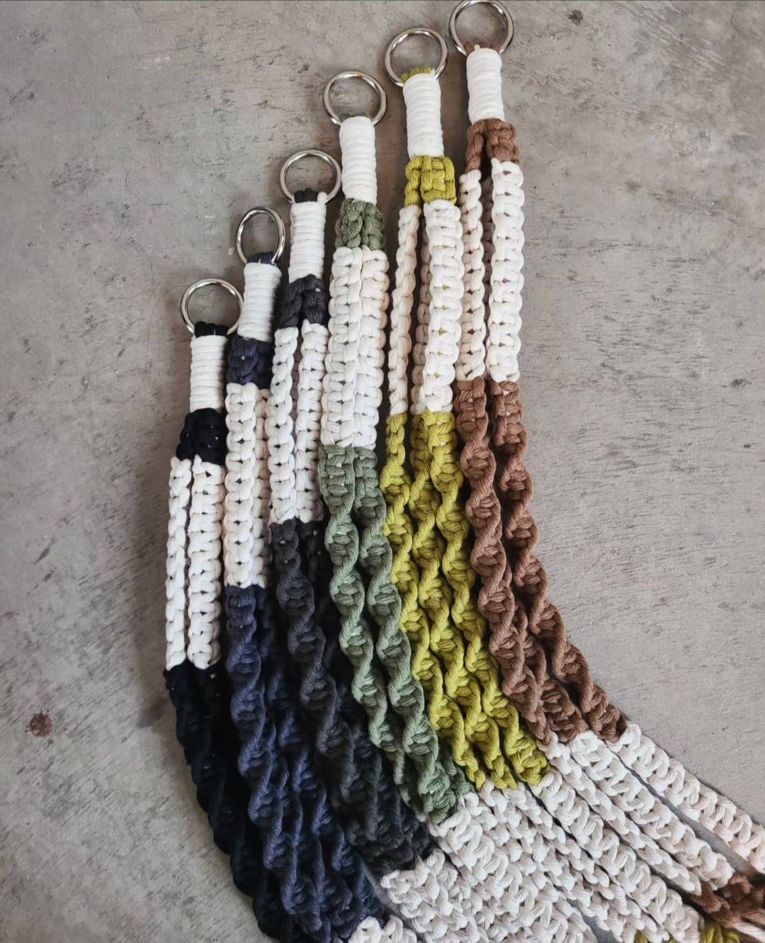 Macramé Mouse - Wholesale Hangende plantenbak - De Twist Plantenhanger (Twee Kleuren) - Middenhangende Plantenhanger1