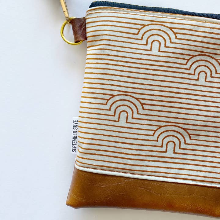 Petit sac à bandoulière en selle Linear Caves pour la vente par September Skye Bags & Accessories