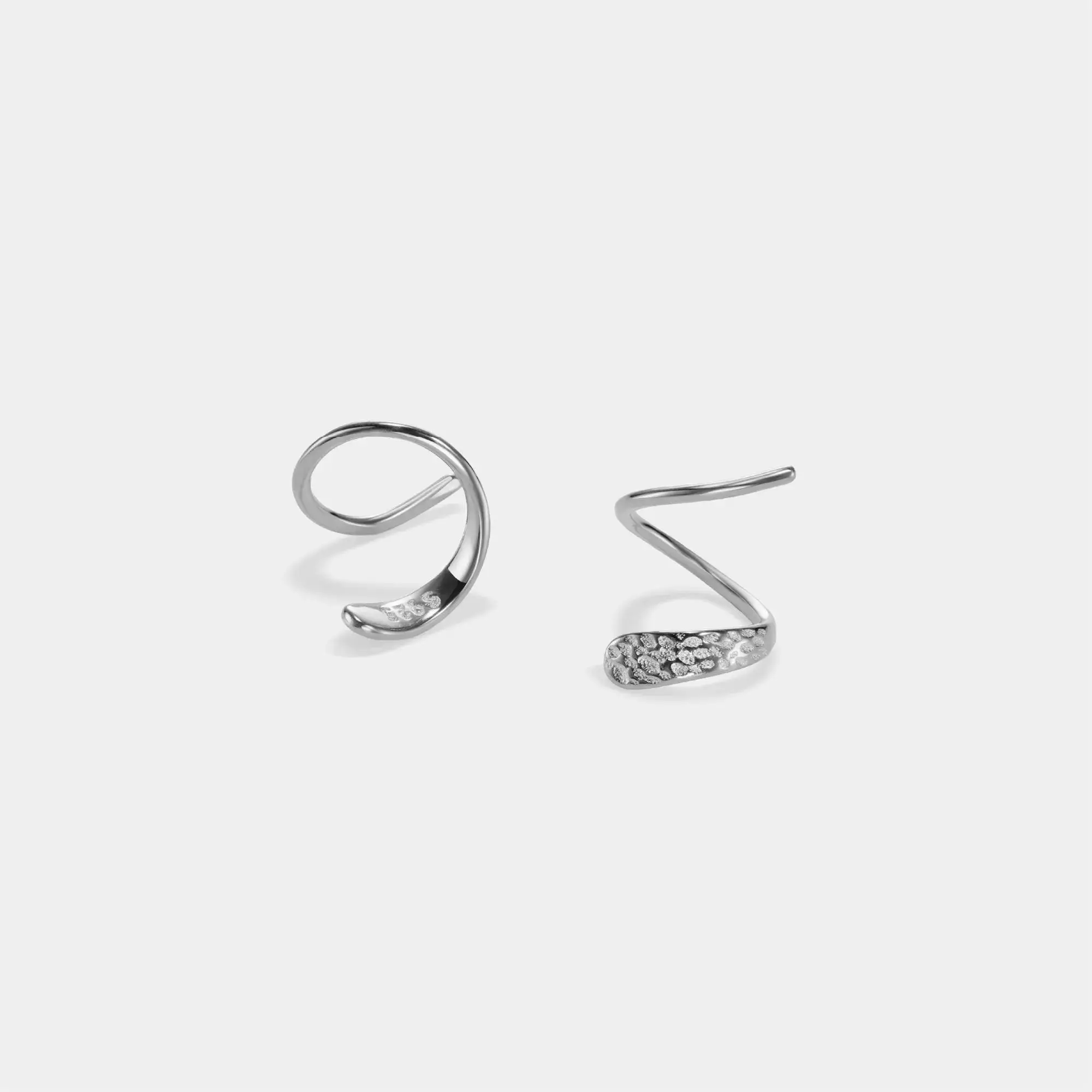 Perimade & Co. LLC – wholesale Hoop-örhängen – Minimalistiska Twist Spiral Hoop-örhängen i 925 Sterling Silver2
