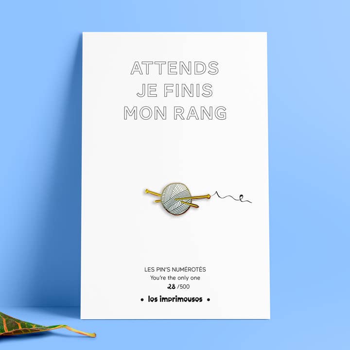 Pin's - Vent, jeg afslutter min række - Strikning for engroshandel hos LES IMPRIMEUSES