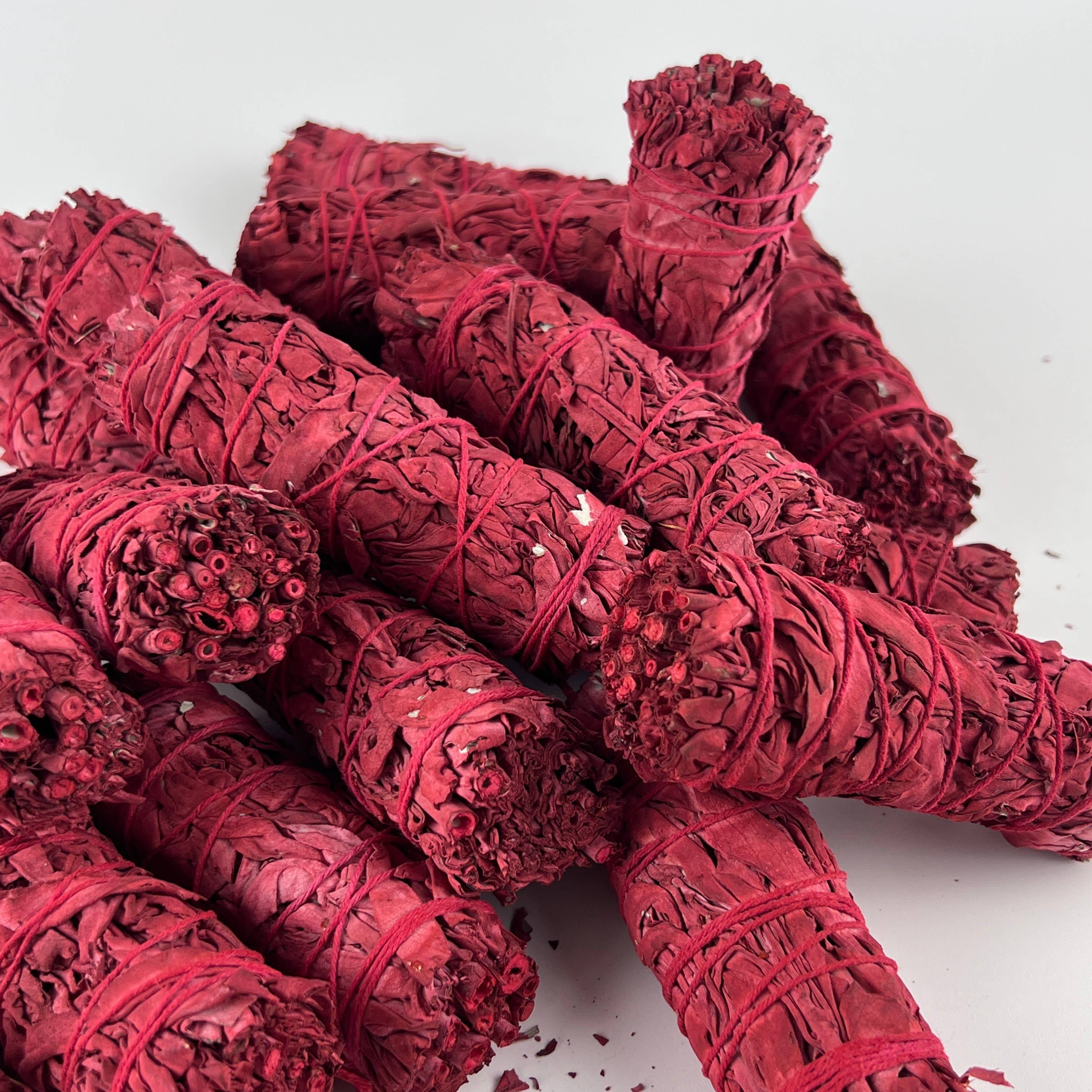 GREENROOTS USA LLC - Wholesale Sage Bundle - White Sage Dragon Blood Red Smudge Stick Bundle 4"6