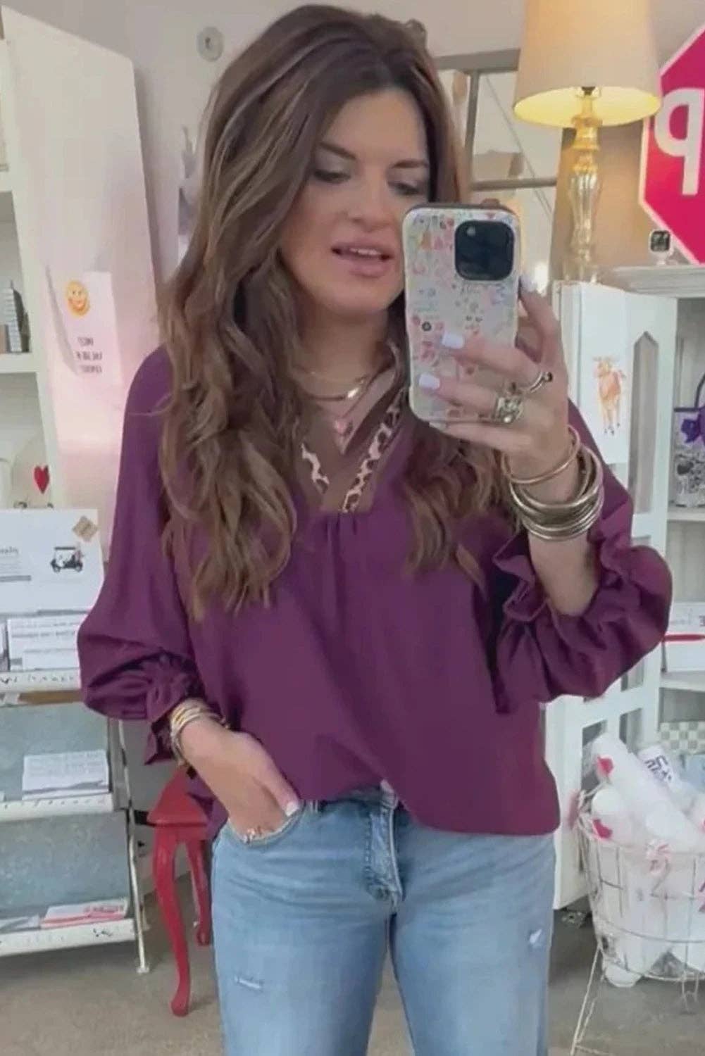 Violett Bluse mit violettem Leopardenbesatz, V-Ausschnitt, Rüschen und Armbündchenärmeln für den Großhandel auf Faire3